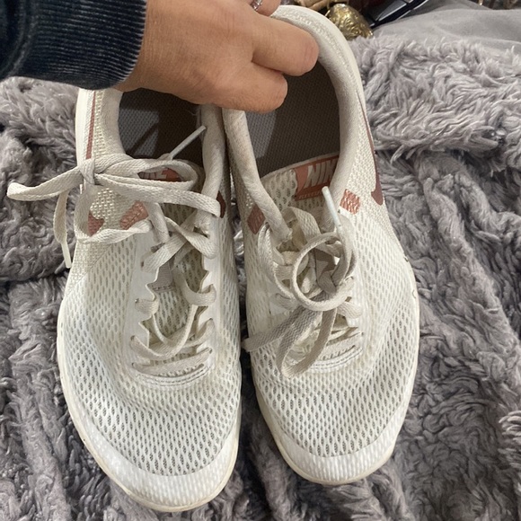 Nike White with Rose Gold Swoosh woman’s size 6 - Picture 4 of 4